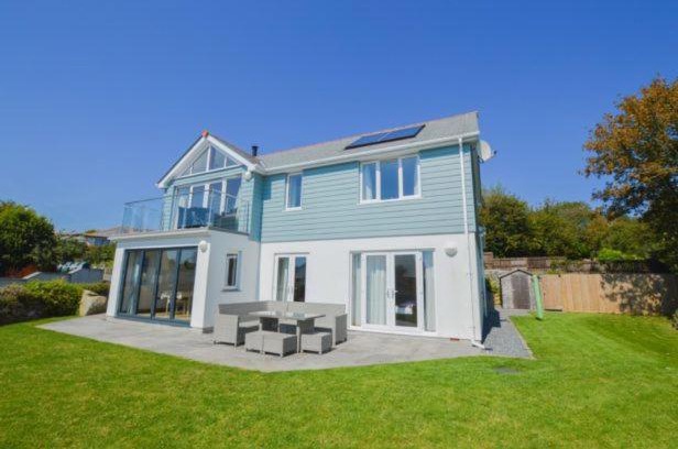 Coverack House | Lowenna