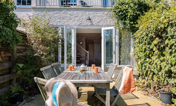Rock Cottage | LOWENNA MANOR 4, pet friendly, with a garden in Rock
