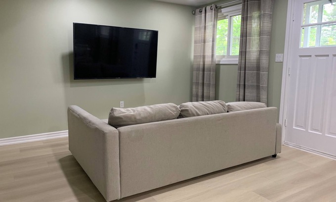 Chippawa House | Lower Unit bungalow Retreat in Chippawa Niagara Fall