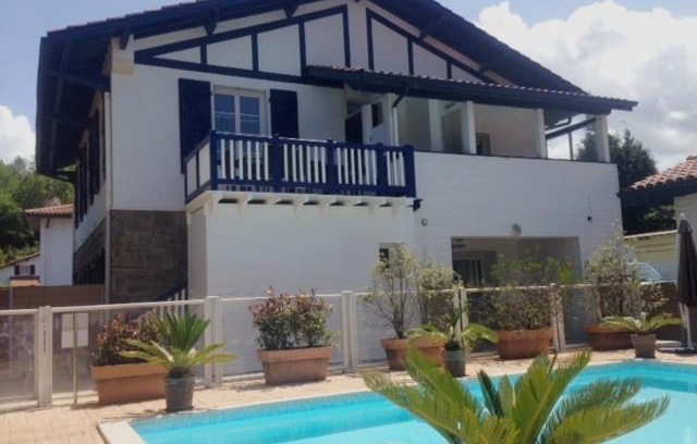 Hendaye Apartment | LOYA - Apt 3*** dans Villa typique avec piscine