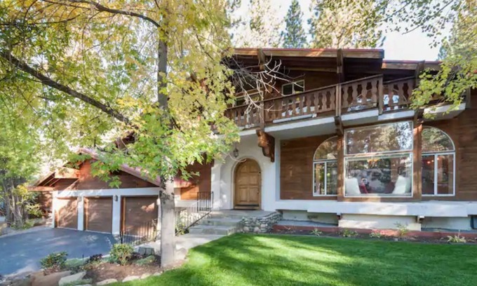 Incline Village House | Lrg spacious home, Kid & Pet friendly, New Hot Tub, Big Yard, 5min walk to LAKE!
