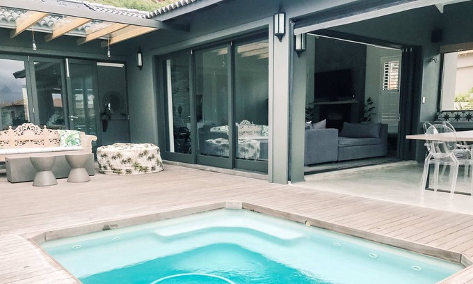 Plettenberg Bay Apartment | Luciano's Upmarket Family Home - Close to Beach - Private Pool