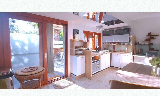 Palm Beach Apartment | LUCKY Beach HOME! Centre of Palm Beach. Walk to Beach, Cafes, Golf Club, Jonah's