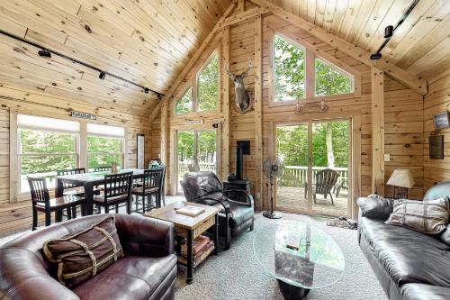 Greenville House | Lucky Lakefront Log Cabin