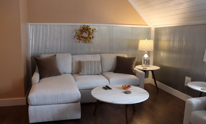 Nashville Apartment | Lucy's Loft above the Nashville Fudge Kitchen in the heart of Nashville, Indiana