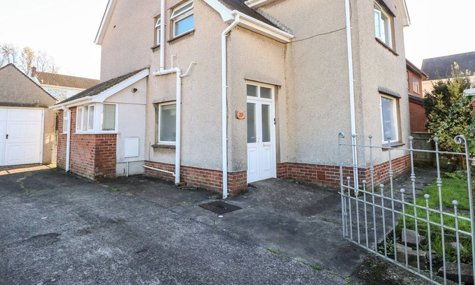 Llanrhidian Higher Cottage | LUDGATE, pet friendly, with a garden in Crofty