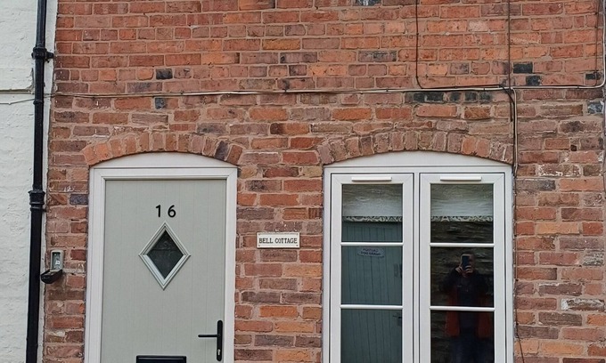 Ludwel Cottage | Ludlow centre, period town cottage with pet friendly garden & free parking