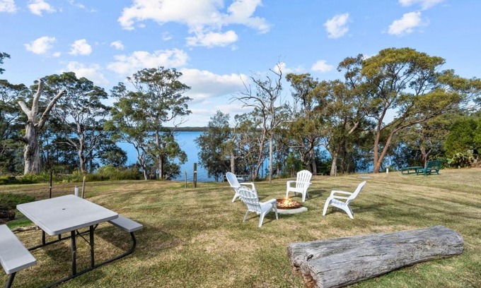 Silverwater House | Luminara Lago 6br Waterfront Retreat with Pool at Silverwater
