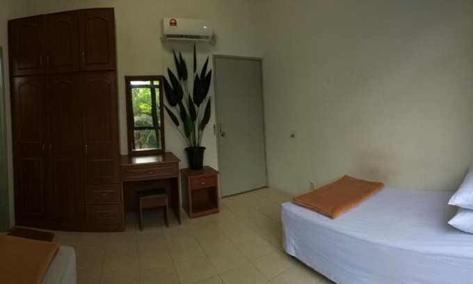 Lumut Apartment | LUMUT MANJUNG HOMESTAY SWIMMING POOL VIEW 3BEDROOMS