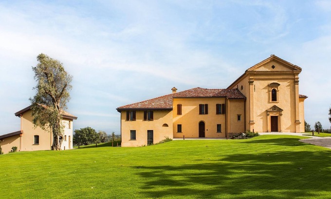 Castel San Pietro Terme House | Lush holiday home in Varignana with bubble bath