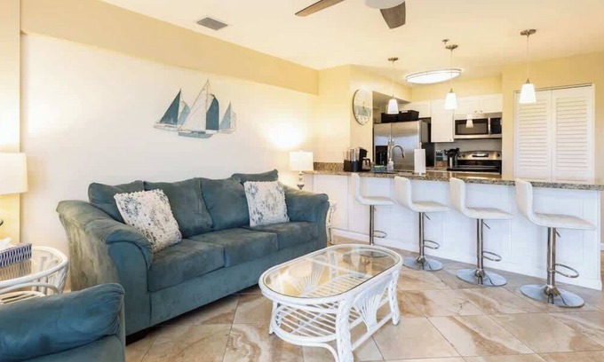 Monroe County Apartment | Lush Views from Cozy Top Floor [Ocean Pointe 1415]