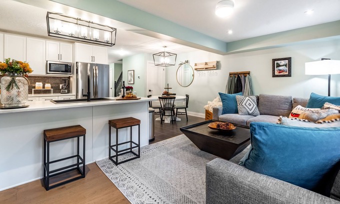 Huntsville House | Lux 3-bedroom townhouse in tucked away community