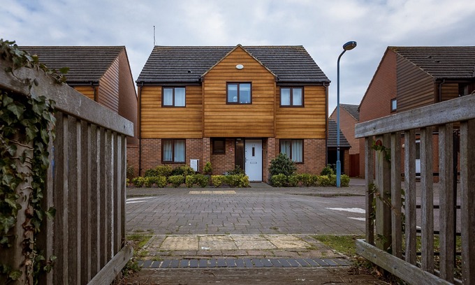 Milton Keynes House | Lux 5 bedroom Ulverston House with free parking