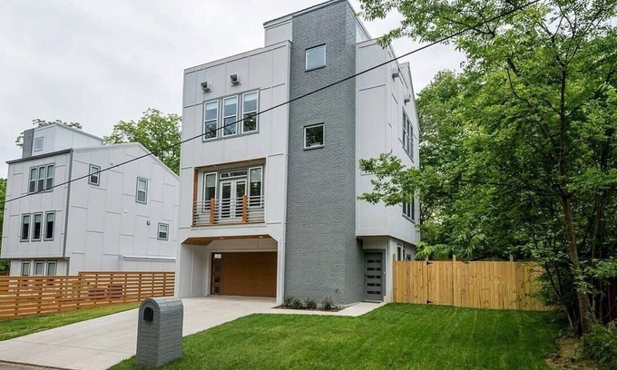 East Nashville House | Lux East Nash-Hot Tub & Rooftop Patio!