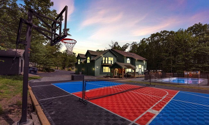 Canadensis House | LUX Heated Pool, Pickleball, Arcade, Hot Tub, Sauna