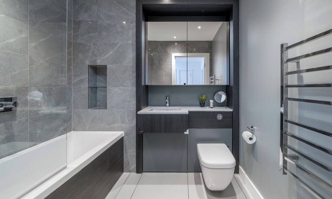 Stratford and New Town Apartment | Lux London Kew Bridge double balcony condo free parking