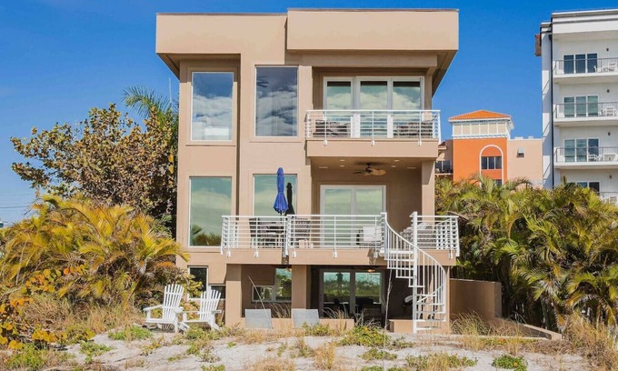 Madeira Beach Apartment | Lux Maderia Beachfront Home