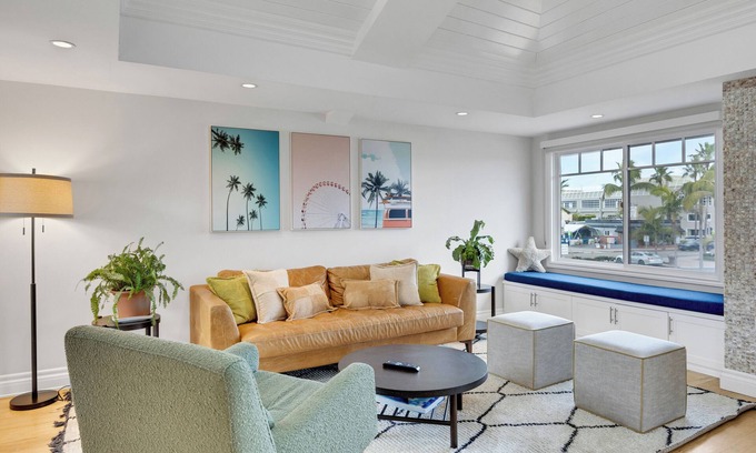 Balboa Peninsula House | LUX Newport Stunning home Step to the Sand, PIER!