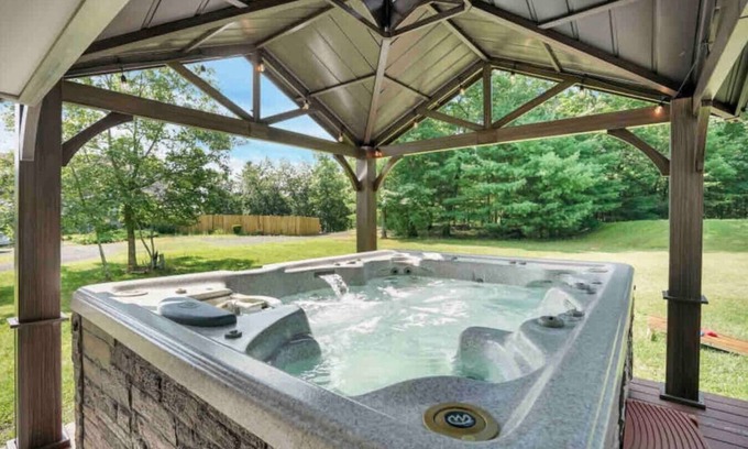 East Stroudsburg House | LUX Pocono | Hot Tub | Games | Pets | Fire Pit