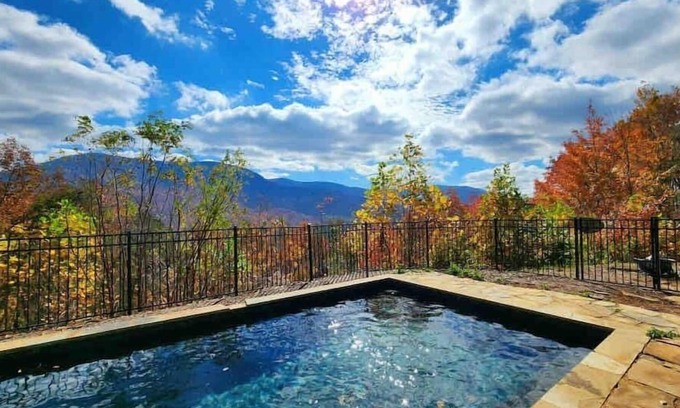 Cherry Log House | LUX: Private Pool/Sleeps 18 - MTN View