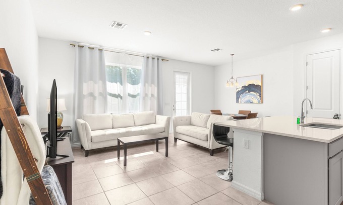 West Haven House | Lux Townhouse in Champions Gate - 10 miles to Disney World!
