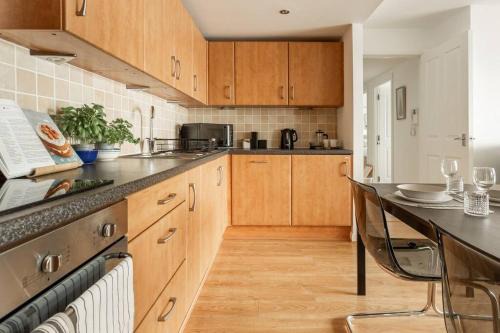 Dundee Apartment | Lux Waterfront 2 bed Apt, V&A 10min walk, St Andrew's Golf 25min drive