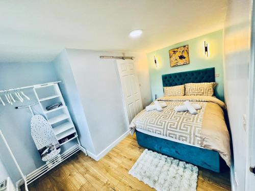 Luton Ski Chalet | Luxe 1B Chalet, HotTub, free parking Nr LTN Airport, L&D Hosp, Whipsnade Zoo, fast trains into Central London