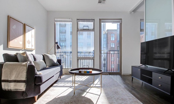 Assembly Square Apartment | Luxe 1B w/W/D, Gym, Rooftop. Steps from T stop by Blueground