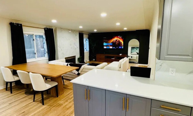 Troy House | Luxe 2,300sqf+finished basement, 2 90" TVs, Peloton bk, pool tbl, modern & open