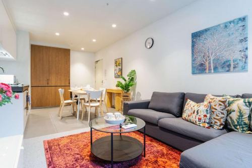 South Yarra Apartment | Luxe 2BR Retreat POOL GYM & PARKING South Yarra
