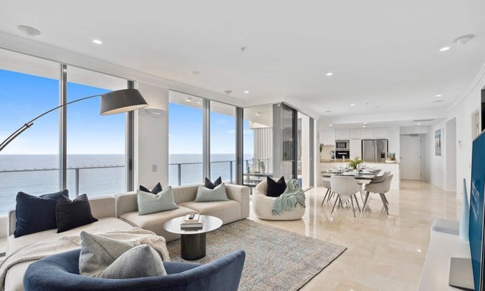 Broadbeach Apartment | Luxe 3 Bd Beachfront Broadbeach, Pool,Gym,Sauna