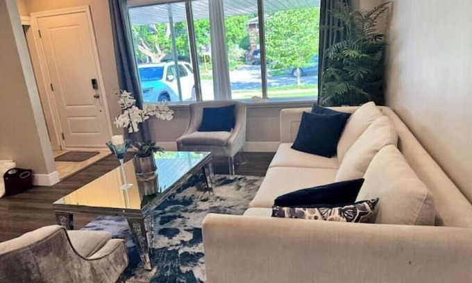 Kitchener House | Luxe 3BR. Clean Central & Bright