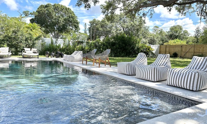 Ringling Park House | LUXE 4 BED SALTWATER POOL
