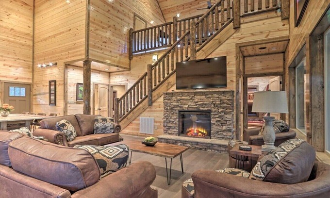Gatlinburg - Pigeon Forge Cabin | Luxe 4-Bedroom Cabin with Pool and Hot Tub