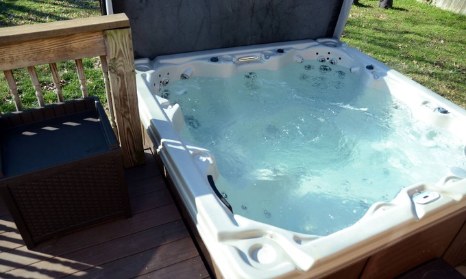 Glencliff House | Luxe 4BR 2BA Getaway w/Large Hot Tub & Private Backyard 10mins from Downtown