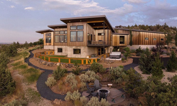 Terrebonne House | Luxe 4BR/3BA Retreat on 10 Private Acres Hot Tub Smith Rock & 9 Cascade Peak