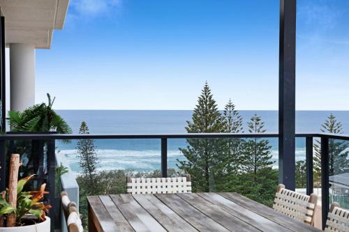 Burleigh Heads Apartment | Luxe Beachfront 2-Bed With Gym Pool & Views