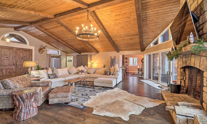 Beech Mountain Cabin | Luxe Beech Mtn Cabin w/Hot Tub: 2 Mi to Skiing!