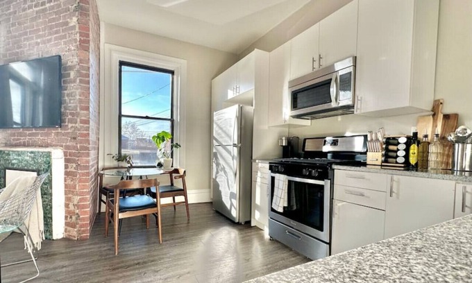Bloomfield Apartment | Luxe Bloomfield Apt | Free Parking | UPMC/Pitt/CMU