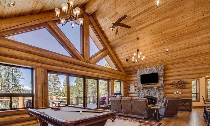 Breckenridge Park Estates Cabin | Luxe Breck Log Cabin w/Hot Tub, Bar & Views!