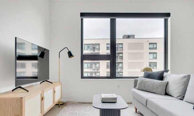 Congress Park Apartment | Luxe Congress Park 1BR w/ Gym & Pool, near shops & dining, by Blueground