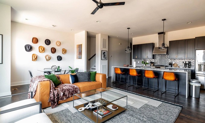 The Gulch House | LUXE-Cowboy Country-Private Rooftop with Hot Tub!