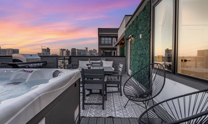 Edgehill Cottage | Luxe-cowboy Country-private Rooftop With Hot Tub!