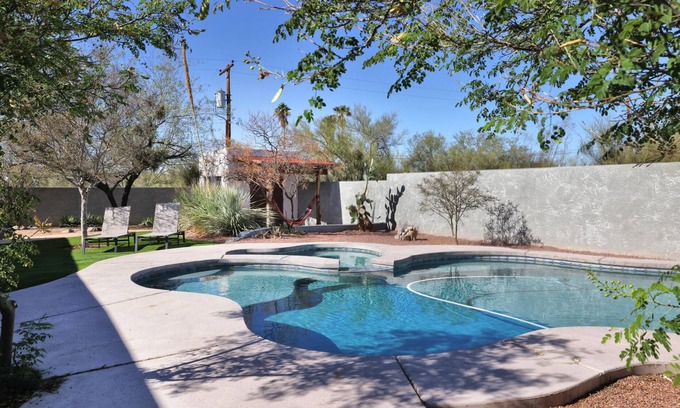 Casas Adobes House | Luxe Desert Escape: 15Min to Downtown ~ Pool ~ Spa ~ BBQ ~ Amazing desert views!