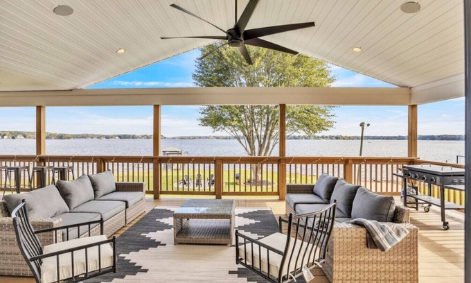 Lake Norman of Catawba House | Luxe Lakefront Private Getaway on Lake Norman!