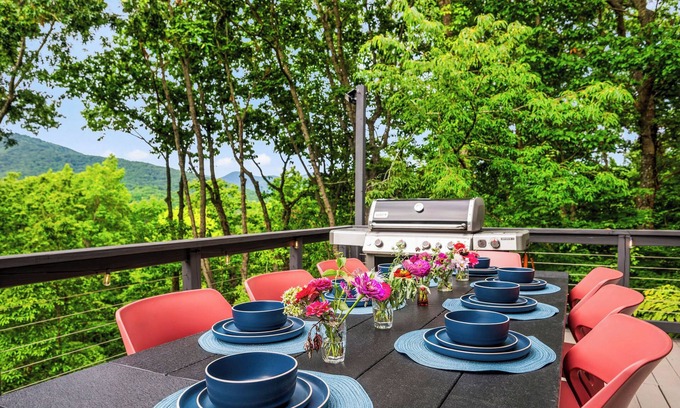 Black Mountain House | Luxe Mountain Home: Hot Tub, Sauna, Firepit, Games