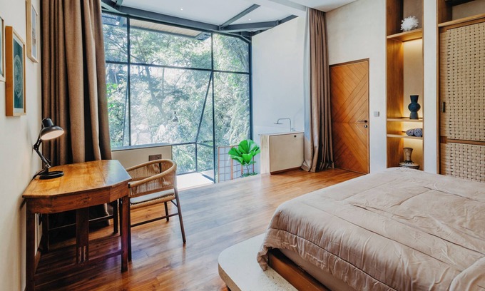 Ubud Villa | Luxe River Gorge Villa w/Glass Rooftop Pool