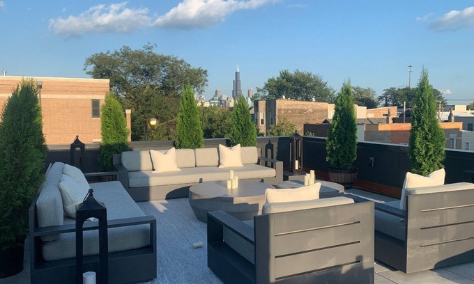 West Town House | Luxe Single Family Home + Private Skyline Rooftop! Sleeps 10