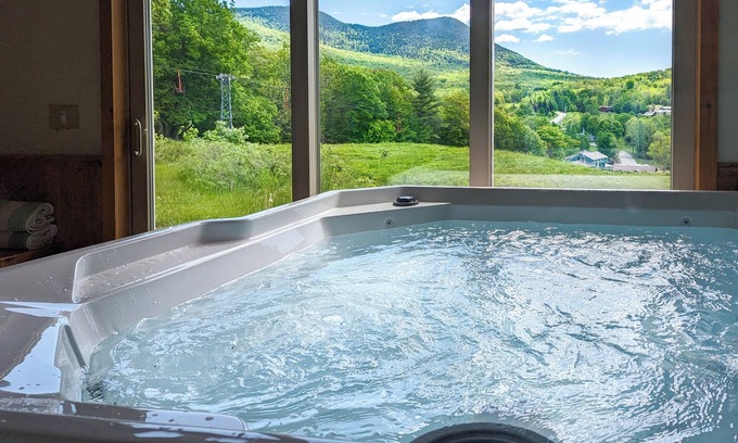 Jackson House | Luxe Ski In & Out at Black Mountain: Hiking, Hot tub, Sauna, AC, leaf peeping