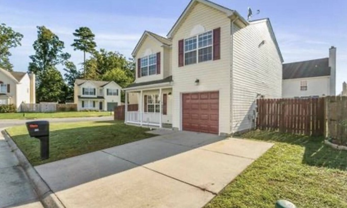 North Newport News House | Luxe Vibe Casa de Suenos 30+ Day Stays